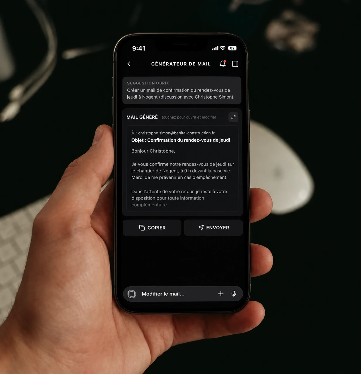 Téléphone en main : l'application OBRIX a rédigé le mail de confirmation d'un rendez-vous de chantier